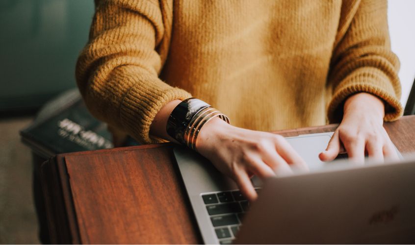 Mujer revisando los diferentes tipos de seguro que tiene para un cliente