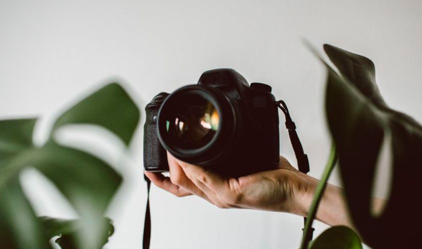 Imagen que muestra una cámara de fotografía que es una de las herramientas de trabajo que cubre el seguro para fotógrafos agencia de seguros