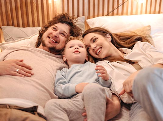 familia con bebé seguro a medida