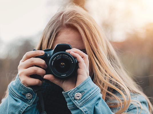 mujer con cámara en sesión de fotos seguro a medida