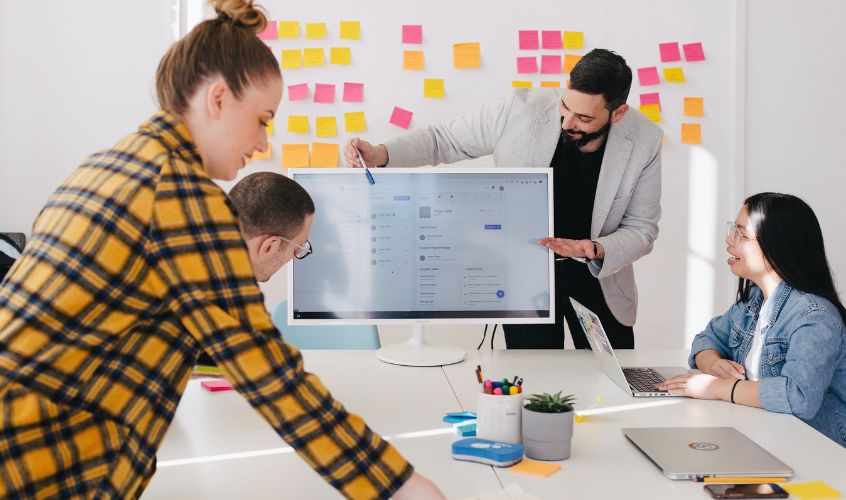 Empresario que puede continuar su actividad sin problemas gracias a su seguro para autonomos